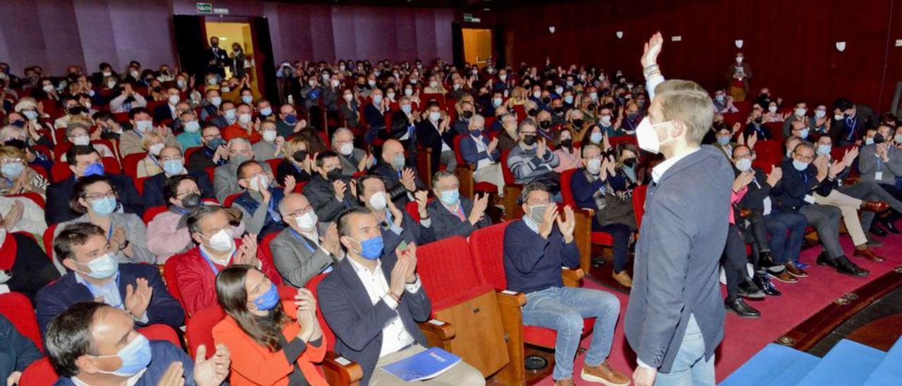 Soler saluda tras ser nombrado presidente, ayer en el Teatre Serrano de Gandia. A la derecha Mompó, Soler, Mazón y Hoyo.  | SALVA GREGORI