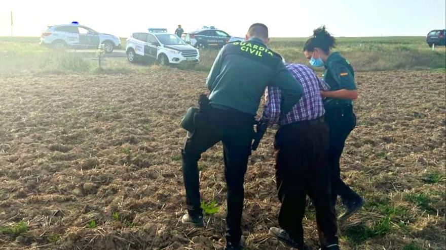 La Guardia Civil con el anciano localizado en Villarrín de Campos