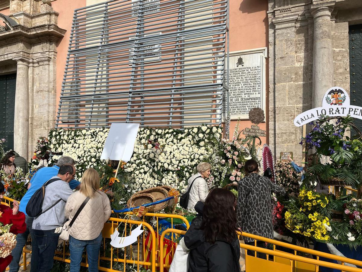 Esprint final para ver el manto de la Virgen y 'llevarse' a casa algunos ramos antes de que los retiren