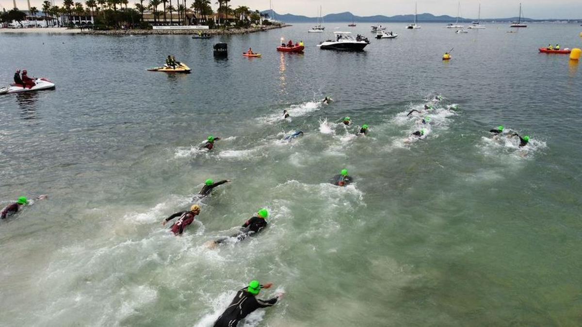 Los participantes del Ironman tomaron salida esta mañana en la bahía de Alcúdia.