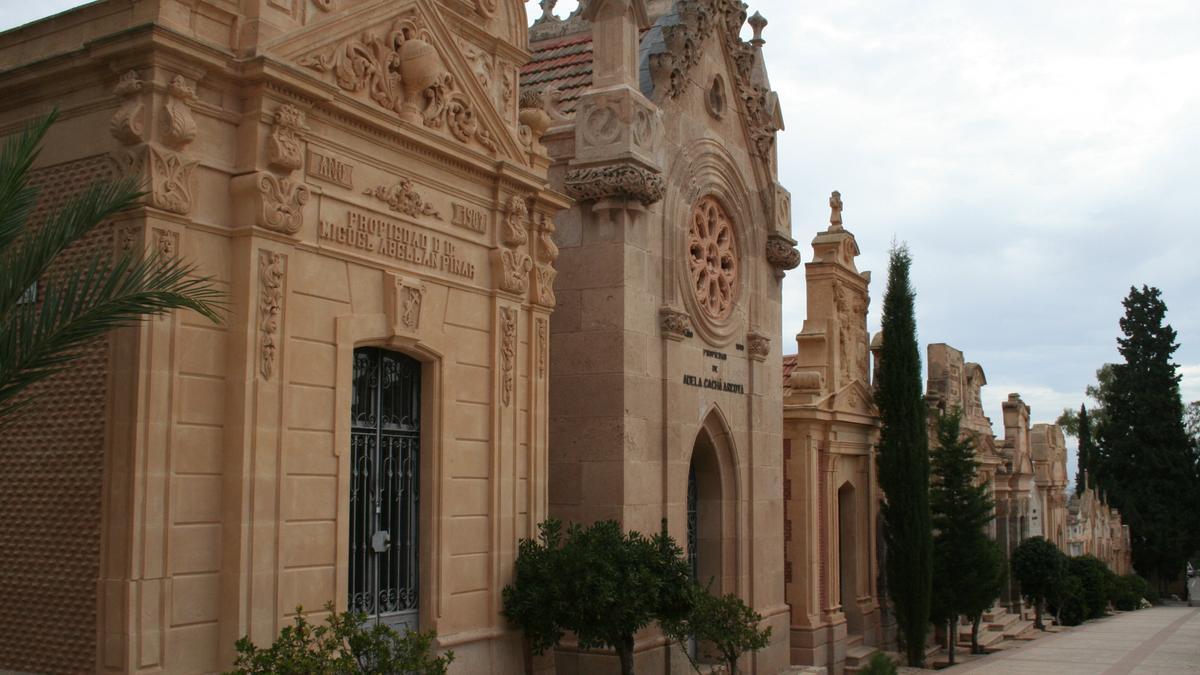 Panteones históricos de la familia de Miguel Abellán y Adela Cachá Arcoya, en la calle principal del Cementerio de San Clemente.