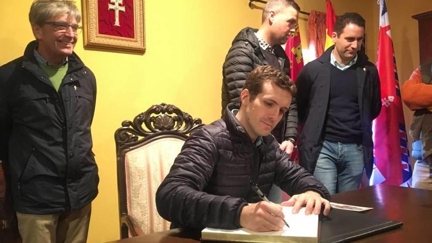 Pablo Casado firma en el libro de visitas de la Basílica de la Vera Cruz de Caravaca.