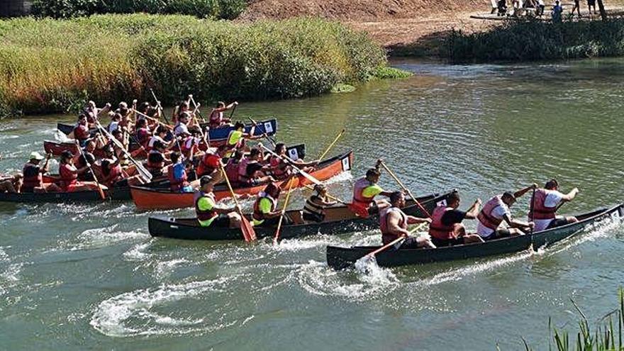 Diverses canoes en la competició de la festa major sallentina