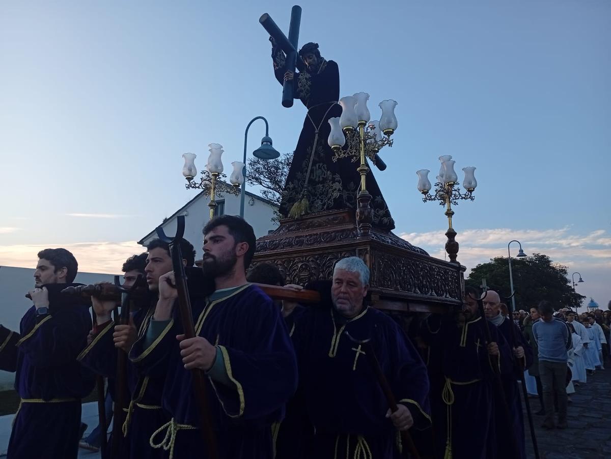 En imágenes: La procesión de bajada marca el inicio de la Semana Santa en Luarca