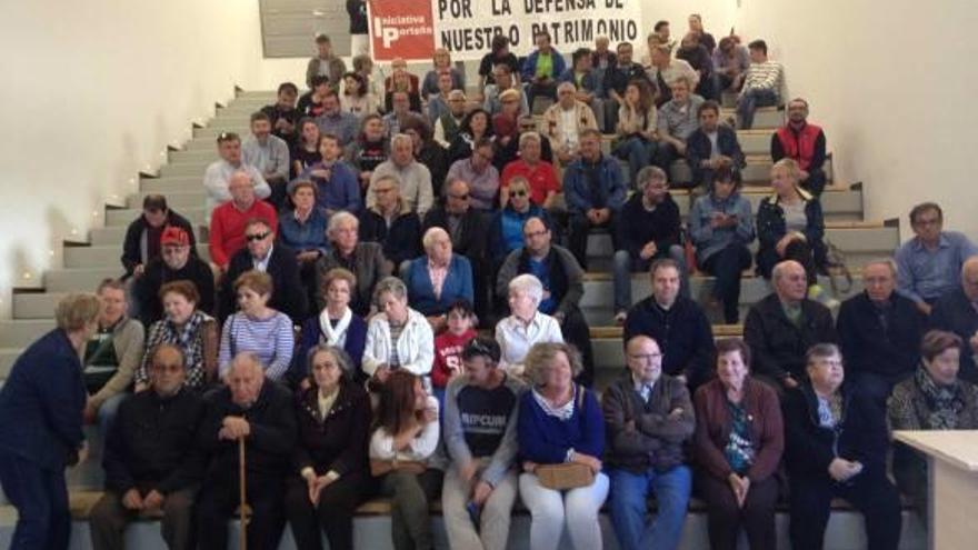 Un centenar de personas reclama la reapertura inmediata del Horno Alto