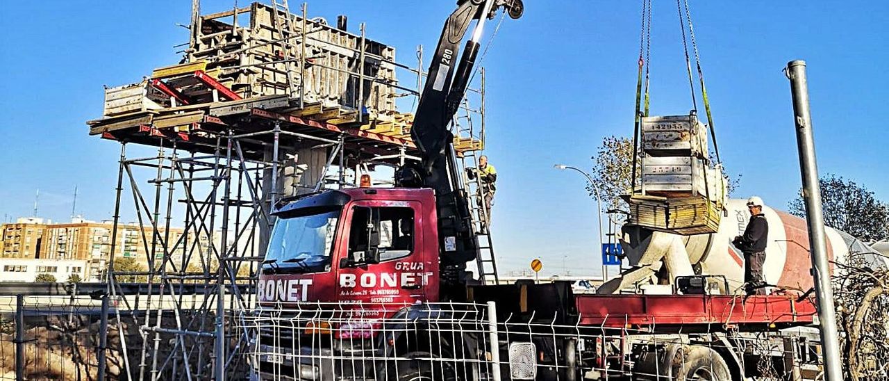 Construcción de la pasarela en el barrio de Sociópolis, en La Torre. | M.D. Construcción de la pasarela en el barrio de Sociópolis, en La Torre. | M.D.