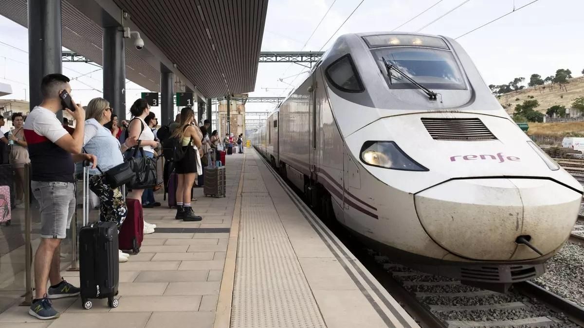 Un tren Alvia en la estación de la capital cacereña.
