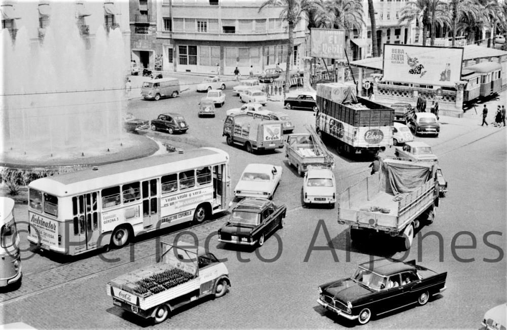 Así era el tráfico en la ciudad de Alicante en los años 60 y 70 en pleno verano