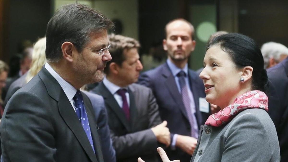 El ministro de Justicia, Rafael Catalá, conversa con la comisaria europea Vera Jourova, este jueves en Bruselas.