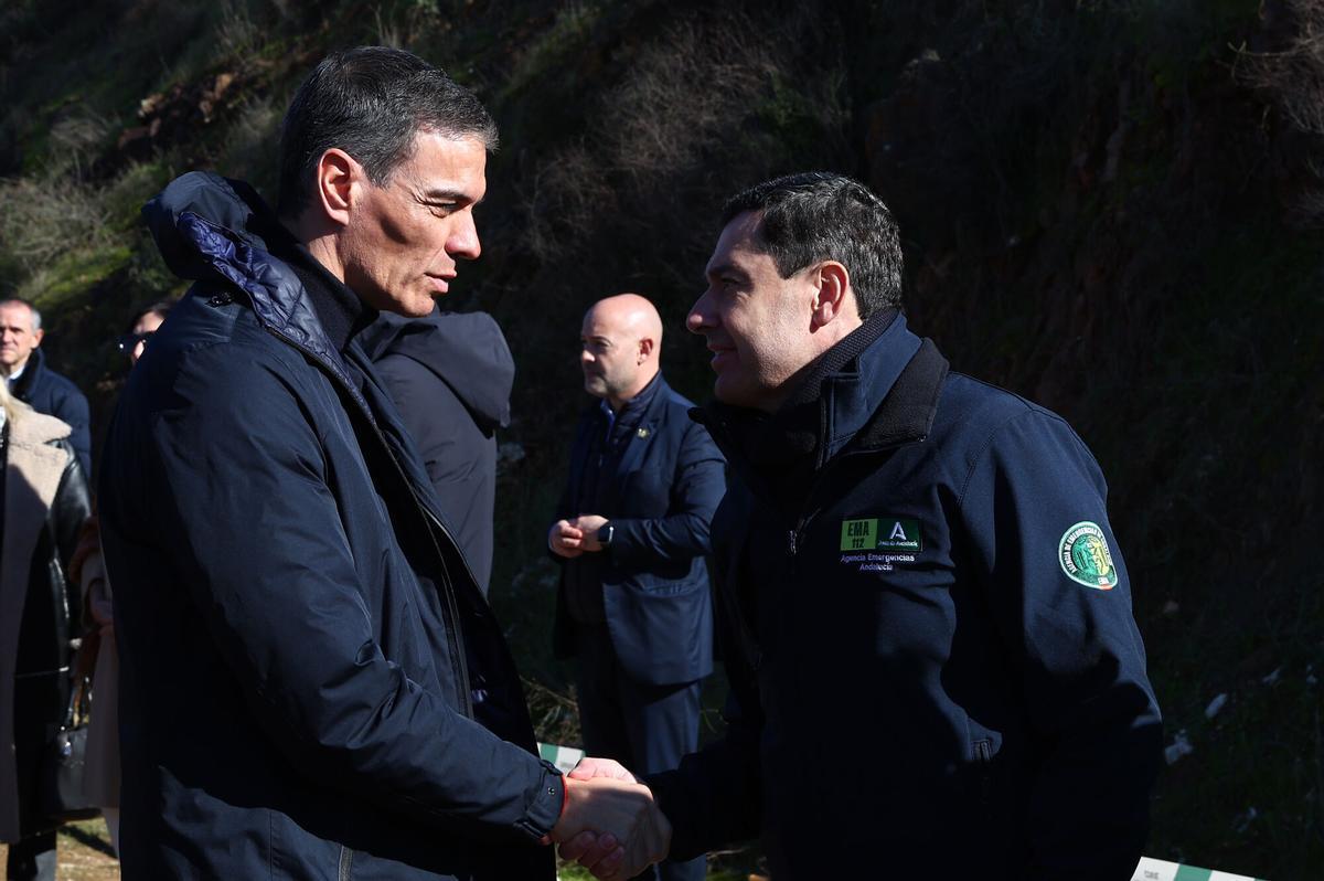 El presidente del Gobierno, Pedro Sánchez (i), saluda a los responsables de los Servicios de Eemergencias qeu trabajan en la zona afectada por el accidente ferroviario ocurrido en Adamuz, a 19 de enero de 2026, en Adamuz, Córdoba, Andalucía (España). El descarrilamiento de un tren Iryo el domingo provocó una colisión con un convoy de Alvia, resultando en 39 fallecidos y más de 150 heridos, según cifras provisionales. Las causas del incidente son aún objeto de investigación, aunque el ministro de Transportes ha asegurado que se trata de un accidente “tremendamente extraño”. El presidente del Gobierno se desplazará durante la jornada del lunes al lugar de los hechos, y posteriormente, el martes, los Reyes irán a Córdoba para solidarizarse con los afectados. 19 ENERO 2026 Pool Moncloa/Fernando Calvo 19/01/2026. Pedro Sánchez;Pool Moncloa/Fernando Calvo;