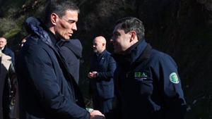 El presidente del Gobierno, Pedro Sánchez (i), saluda a los responsables de los Servicios de Eemergencias qeu trabajan en la zona afectada por el accidente ferroviario ocurrido en Adamuz, a 19 de enero de 2026, en Adamuz, Córdoba, Andalucía (España). El descarrilamiento de un tren Iryo el domingo provocó una colisión con un convoy de Alvia, resultando en 39 fallecidos y más de 150 heridos, según cifras provisionales. Las causas del incidente son aún objeto de investigación, aunque el ministro de Transportes ha asegurado que se trata de un accidente “tremendamente extraño”. El presidente del Gobierno se desplazará durante la jornada del lunes al lugar de los hechos, y posteriormente, el martes, los Reyes irán a Córdoba para solidarizarse con los afectados. 19 ENERO 2026 Pool Moncloa/Fernando Calvo 19/01/2026. Pedro Sánchez;Pool Moncloa/Fernando Calvo;