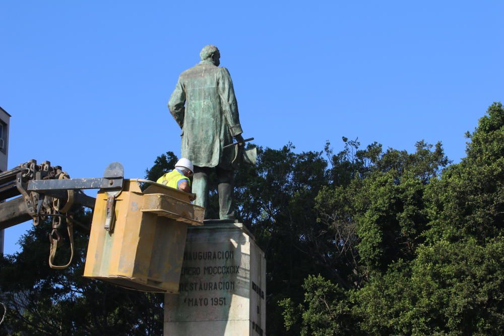 Desmontaje de la escultura 'Alegoría del Trabajo' del monumento de Larios.