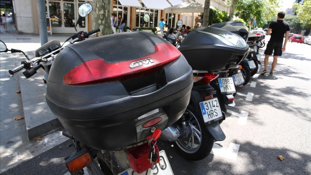 Motos estacionadas en la calle de Villarroel, al lado de la Diagonal, donde se han sustraído varias con las llaves puestas.