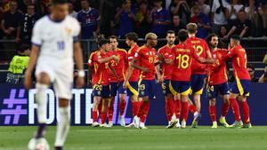 Stuttgart (Germany), 05/06/2025.- Players of Spain celebrate scoring the 1-0 goal during the UEFA Nations League semi-final soccer match between Spain and France, in Stuttgart, Germany, 05 June 2025. (Francia, Alemania, Espa?a) EFE/EPA/ANNA SZILAGYI