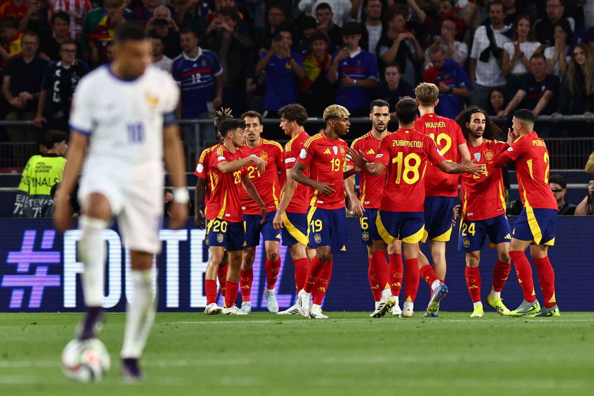 Stuttgart (Germany), 05/06/2025.- Players of Spain celebrate scoring the 1-0 goal during the UEFA Nations League semi-final soccer match between Spain and France, in Stuttgart, Germany, 05 June 2025. (Francia, Alemania, España) EFE/EPA/ANNA SZILAGYI