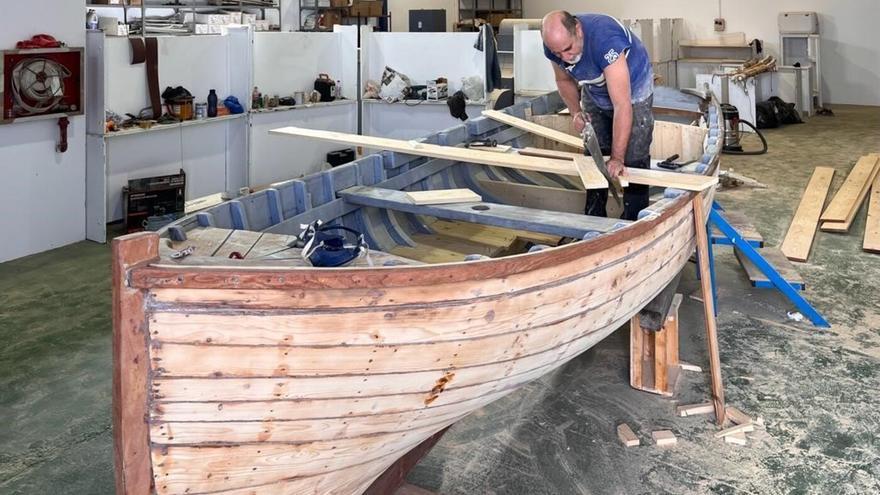 Agustín Jordán construye un barco para la Parranda Marinera Los Buches