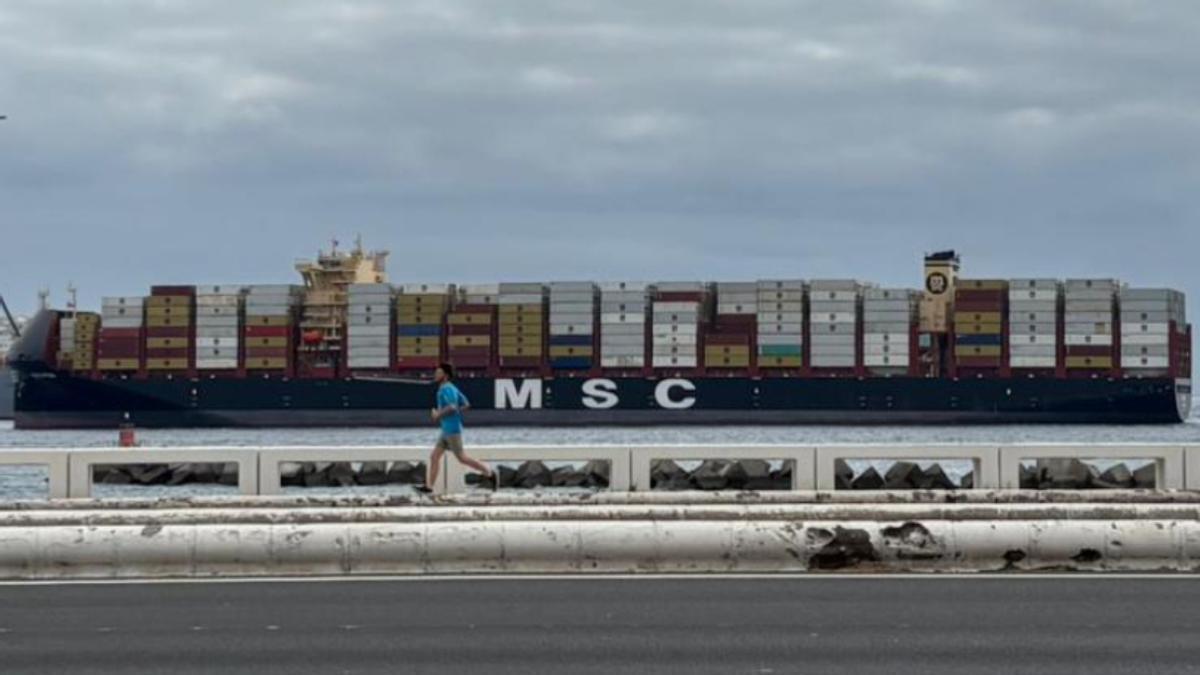 El impresionante buque de carga MSC Pisa llega al Puerto de Las Palmas