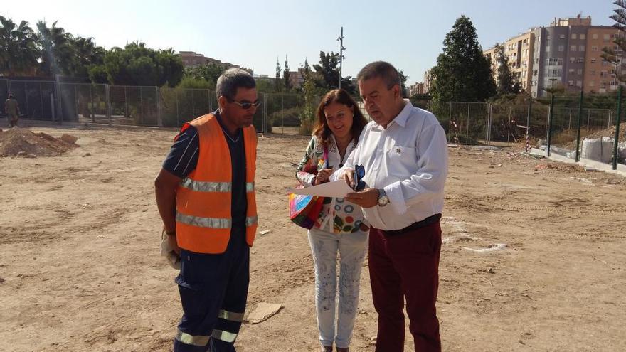 Los ediles Calderón y Soler en su visita al futuro parque canino.