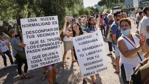 Algunos asistentes a la manifestación celebrada en Madrid en la que se difundieron mensajes negacionistas y conspiranoicos sobre el coronavirus.