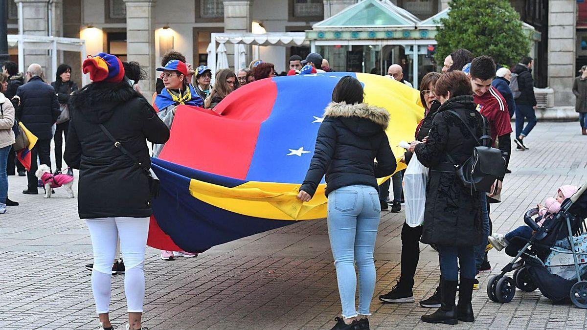 Concentración de venezolanos en la plaza de María Pita.