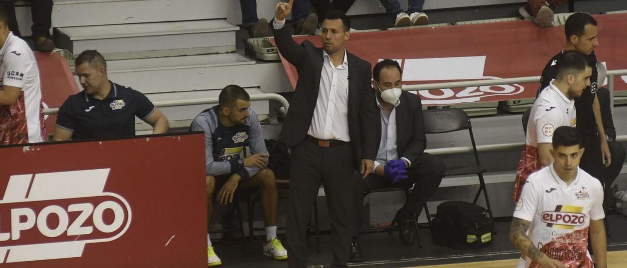 Diego Giustozzi, entrenador de ElPozo Murcia, durante un partido esta temporada.  | ISRAEL SÁNCHEZ