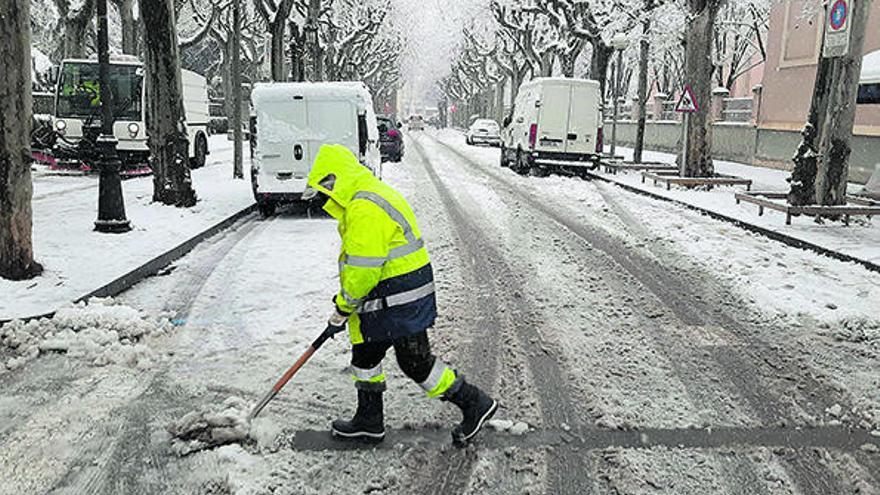 La borrasca «Filomena» porta pluja, vent i fred arreu de Girona, i neu a les cotes altes