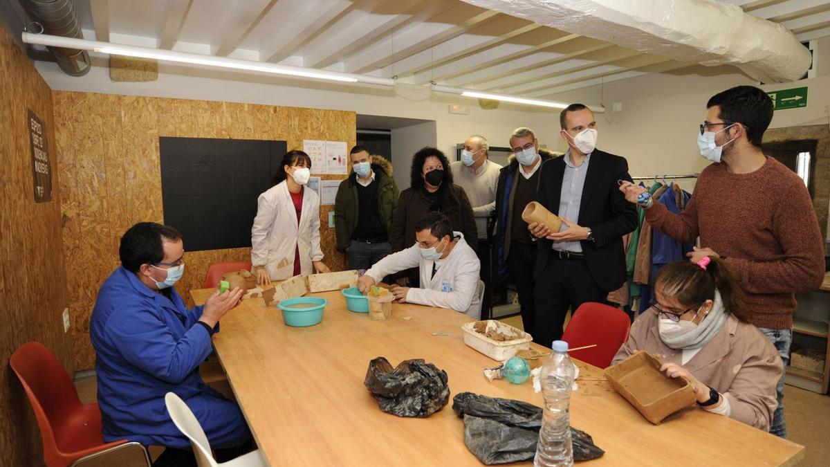 Fernando González Abeijón, con políticos locales, durante su visita al centro ocupacional.  | // BERNABÉ/ J. L.