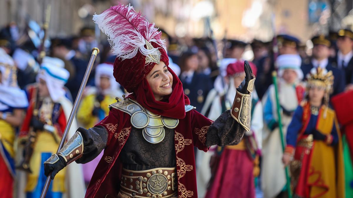Abril Albero, sargento mora, primera niña en la historia de las Fiestas de Alcoy que ocupa este cargo.
