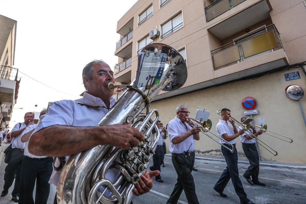 Los rojaleros demostraron ayer la devoción que sienten por su patrón durante la ofrenda de flores.