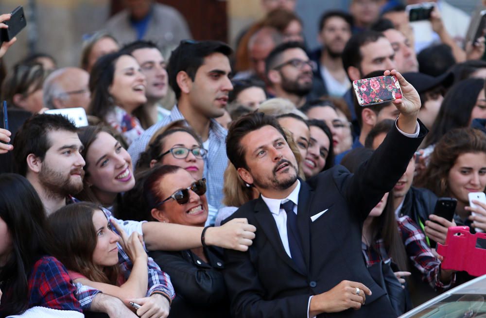 El Festival comienza con el tradicional baño de masas de los actores y actrices en la alfombra roja de la gala inaugural del certamen