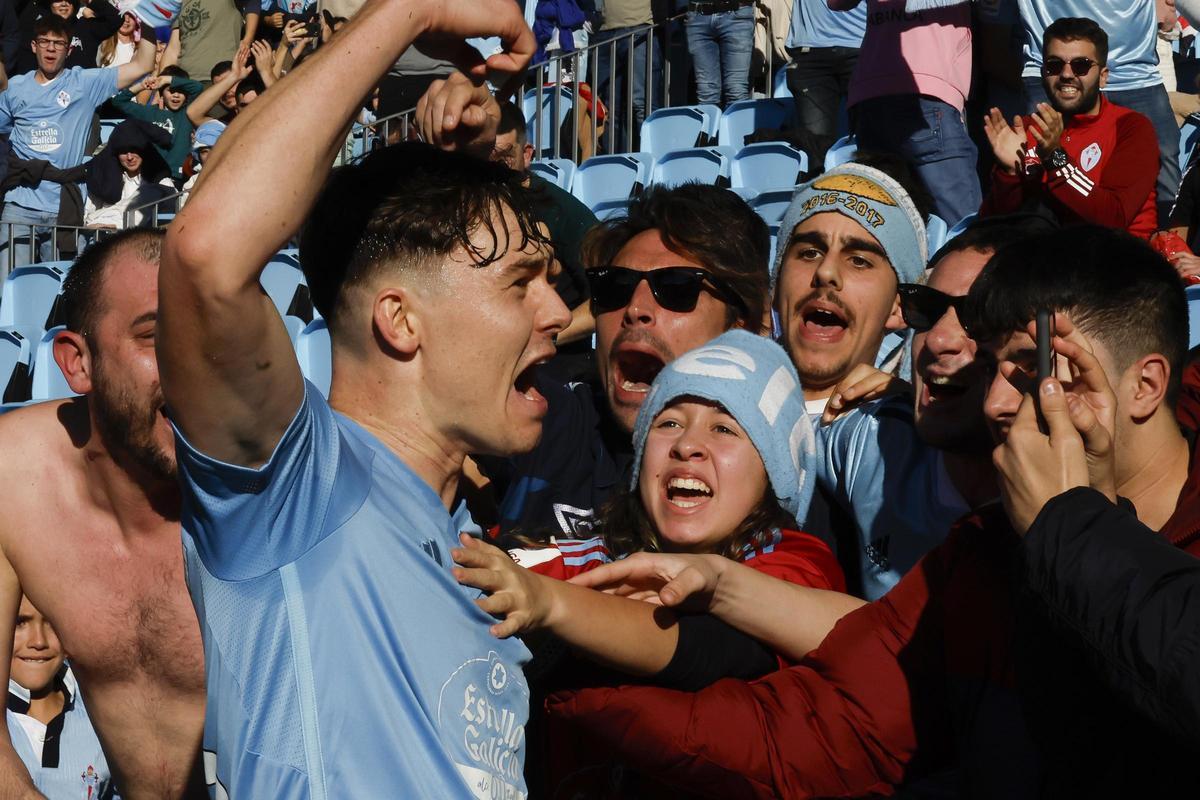 Larsen se da un baño de masas durante un partido en Balaídos.