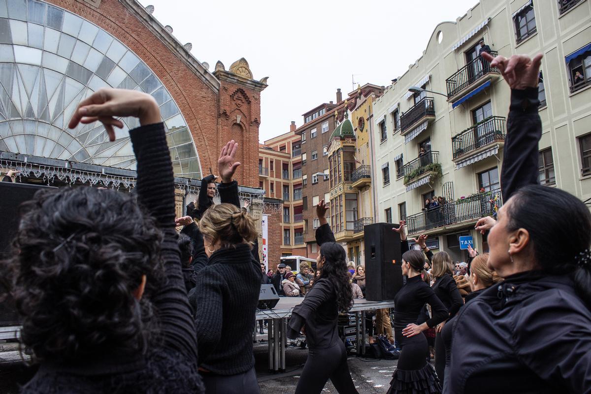 Un momento de la actuación en la plaza del Mercado de Abastos.