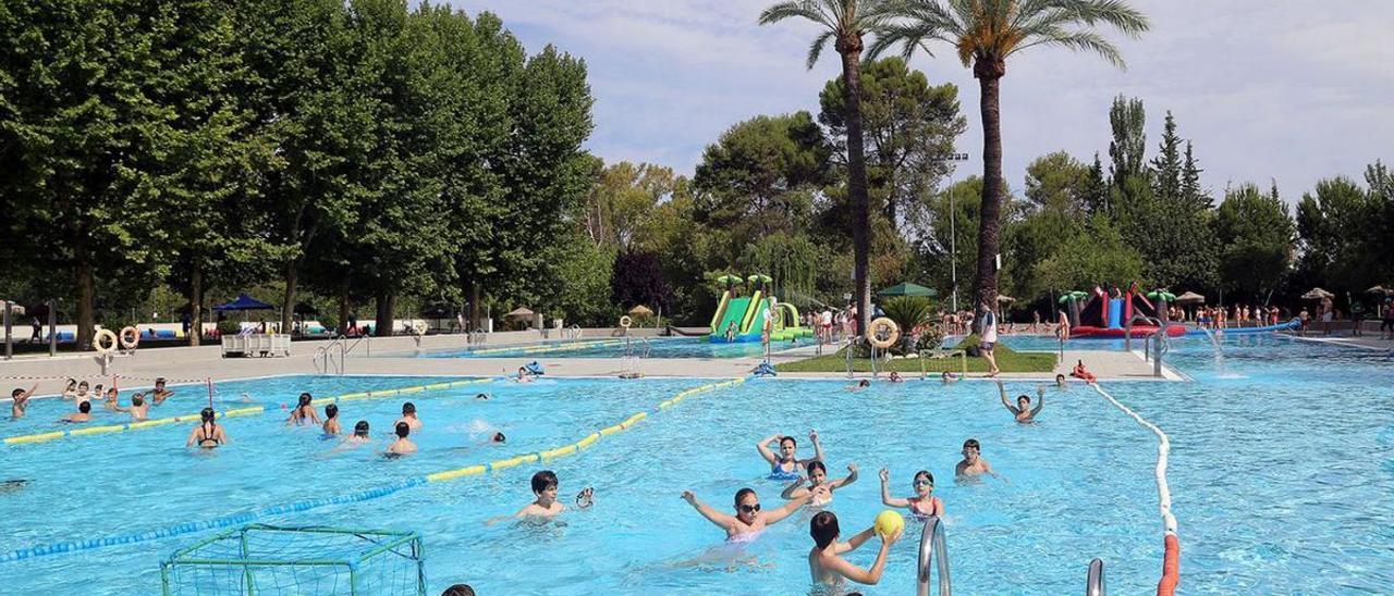Los niños disfrutan en la piscina pública de Montilla.