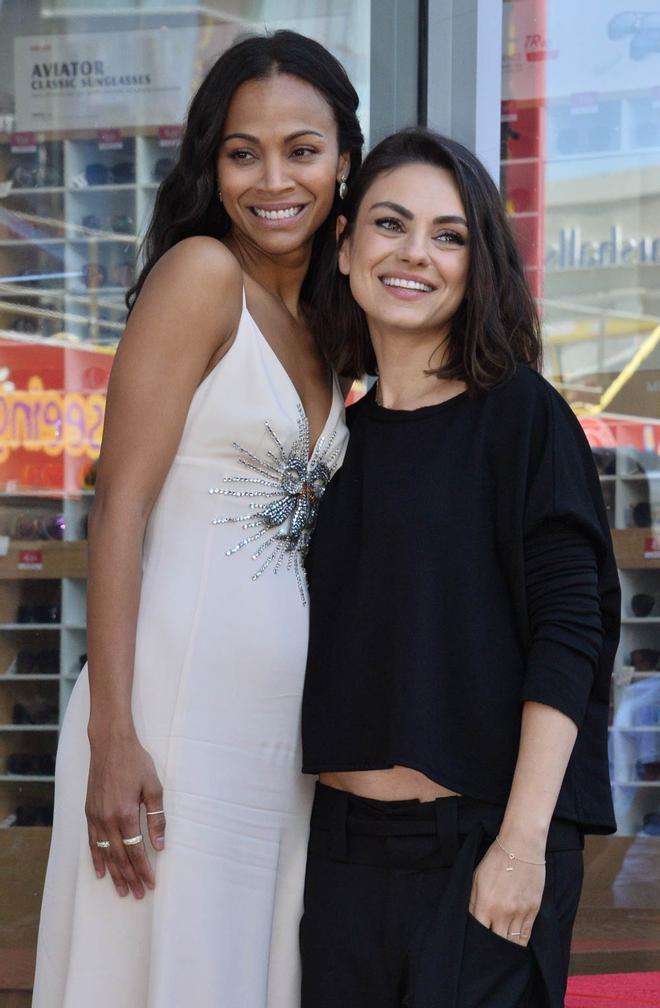 Zoe Saldana y Mila Kunis, en la presentación de la estrella del Paseo de la Fama de Zoe