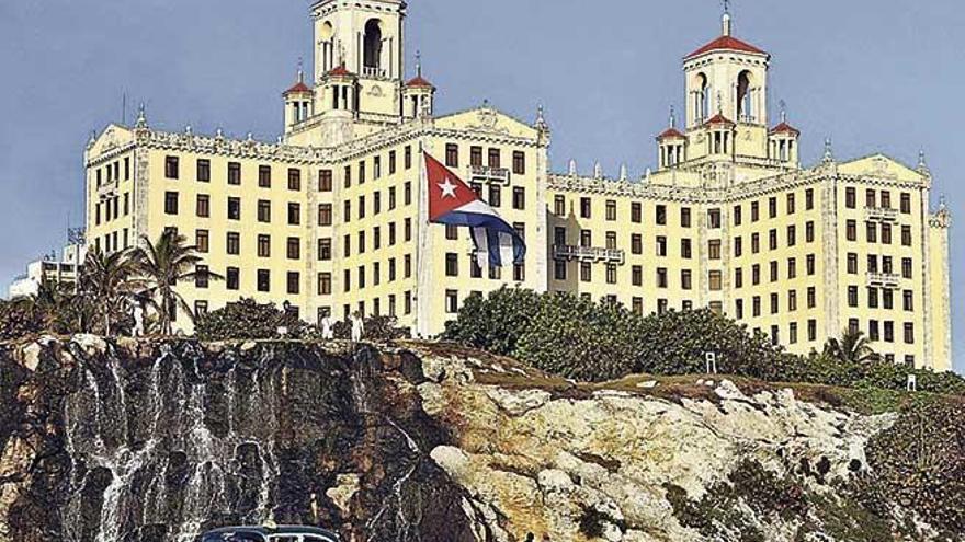 Un establecimiento hotelero en Cuba, con la bandera nacional en su fachada