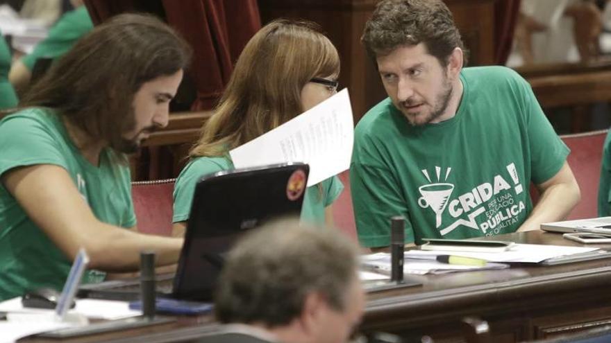 Jarabo y la portavoz de Podemos, Laura Camargo, hablan en el pleno del Parlament la pasada semana.