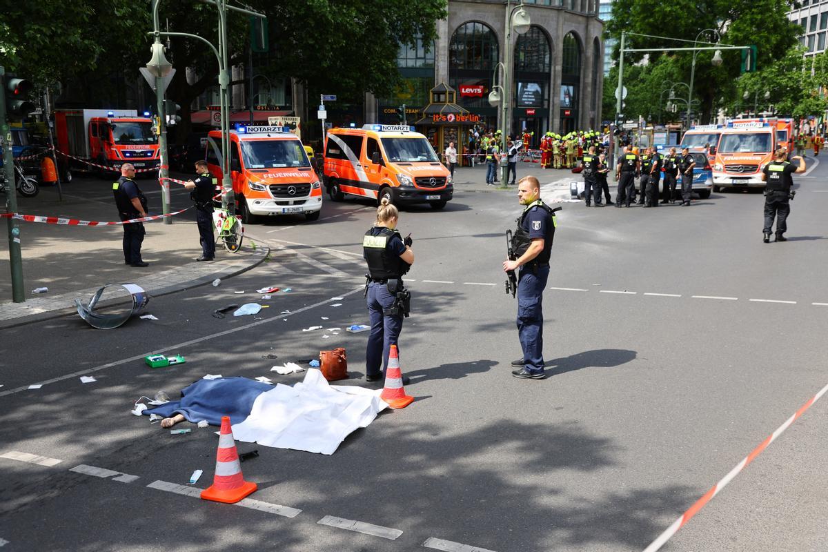 Vista general con un muerto en la calle después de que un automóvil se estrellara contra un grupo de personas, hiriendo a decenas más, en Tauentzien Strasse