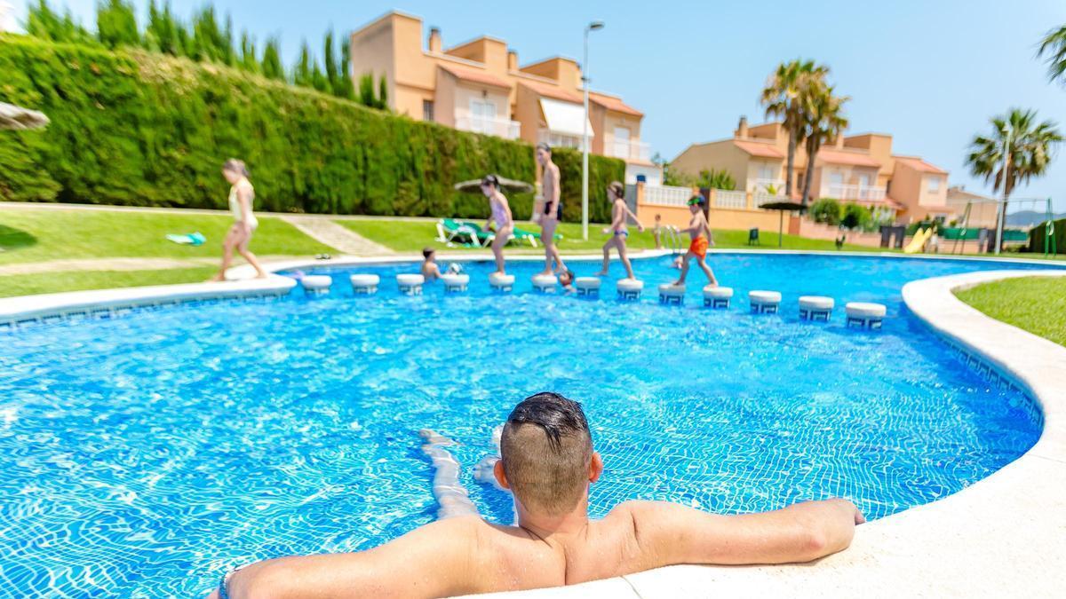 Qué pasa si un vecino se baña en la piscina comunitaria fuera del horario: esto dice la Ley de Propiedad Horizontal