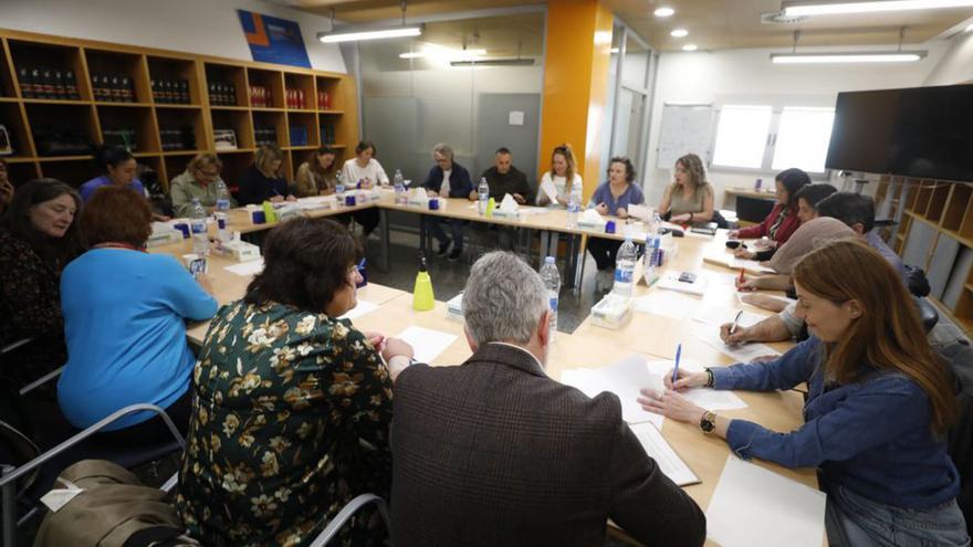 Representantes sindicales y asociaciones empresariales firman el convenio del comercio general, ayer, en Oviedo. | Luisma Murias