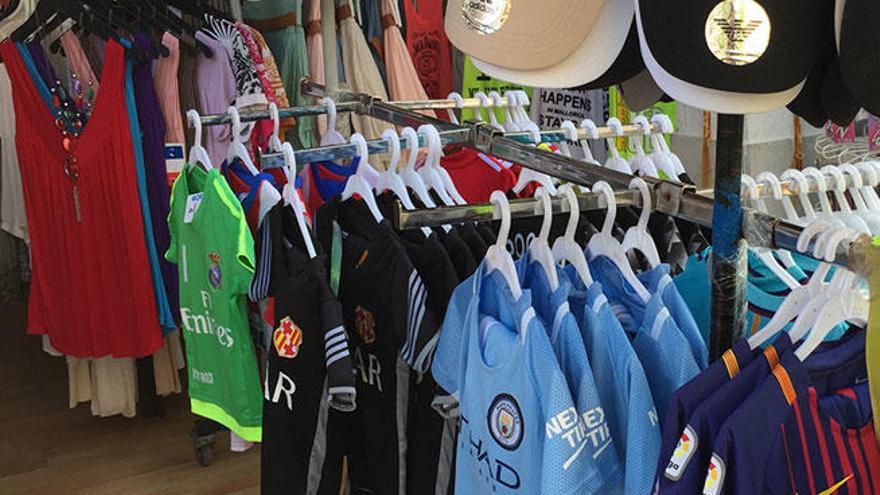 La Guardia Civil interviene 3.220 prendas falsificadas en 11 tiendas de Mallorca