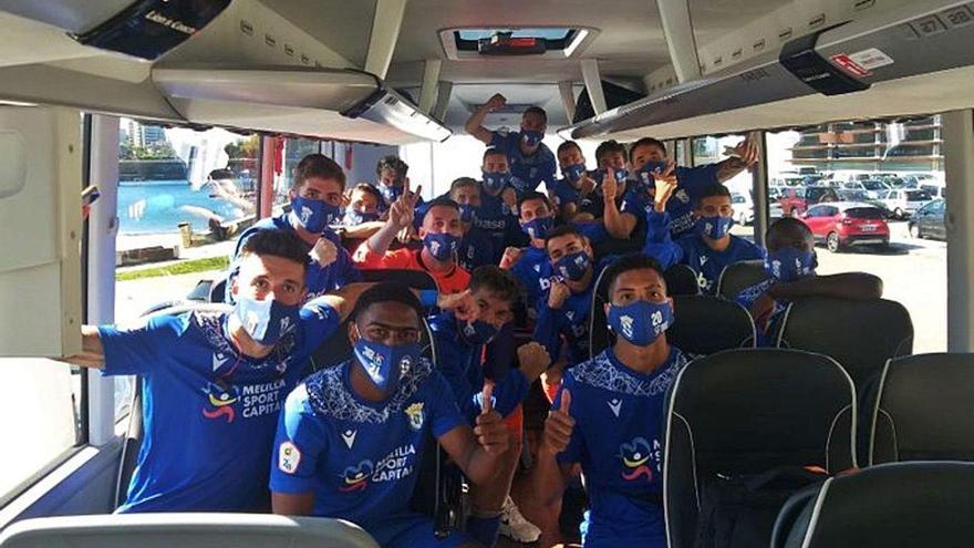 Los jugadores del Melilla, tras imponerse al Rápido.