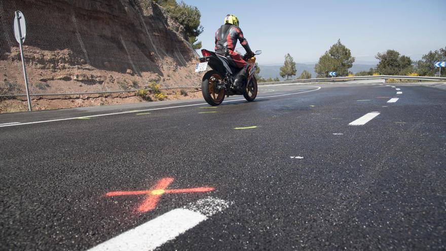 Un motorista passant, ahir al migdia, pel lloc on poca estona abans havia tingut lloc l&#039;accident.