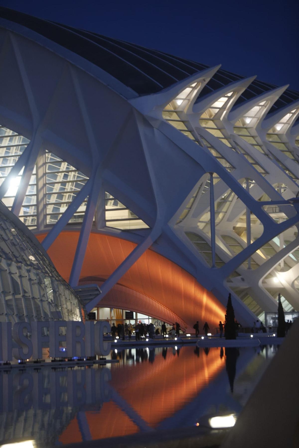 València se tiñe de azul y naranja contra el Cáncer
