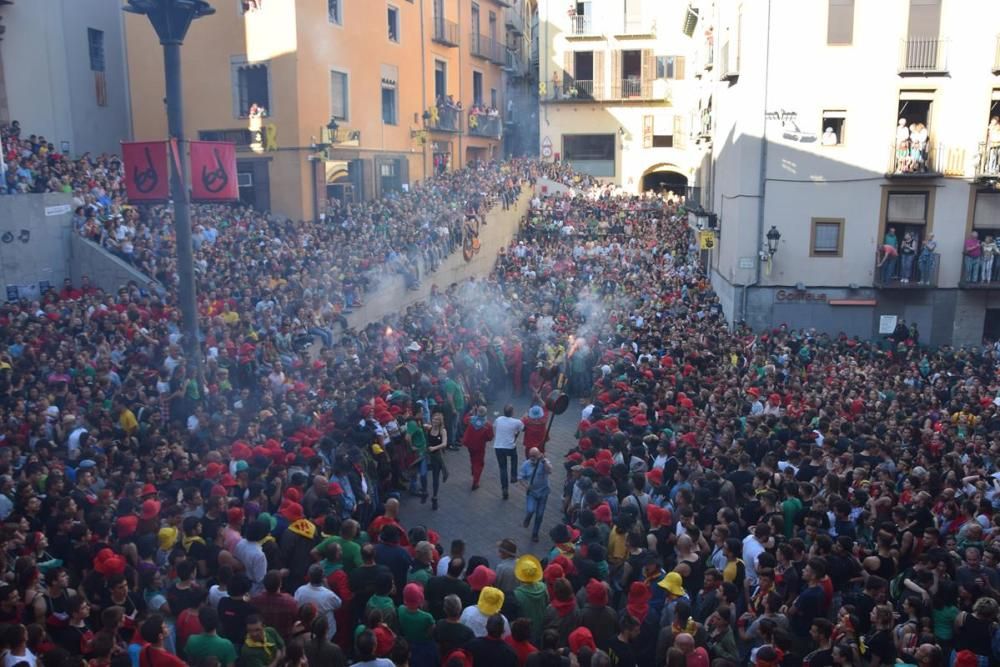 La plaça de Sant Pere s'omple en l'inici de la darrera passada de la Patum