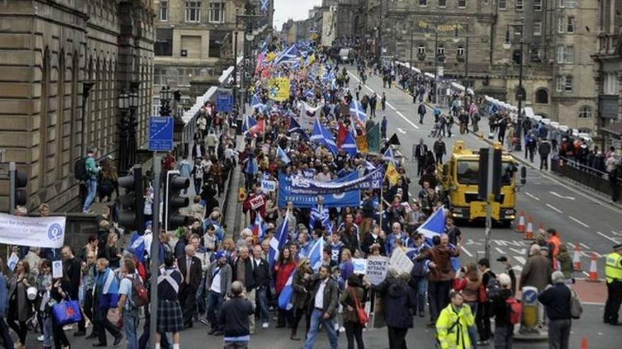 Miles de personas piden en Edimburgo la independencia escocesa