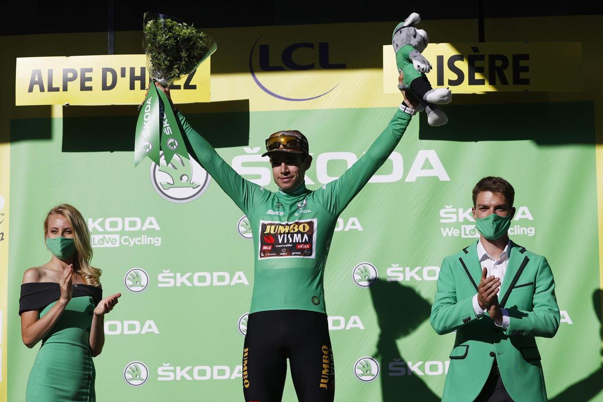 Alpe D’huez (France), 14/07/2022.- The Green Jersey Belgium rider Wout Van Aert of Jumbo Visma on the podium after the 12th stage of the Tour de France 2022 over 165.1km from Briancon to Alpe d’Huez, France, 14 July 2022. (Ciclismo, Bélgica, Francia) EFE/EPA/GUILLAUME HORCAJUELO