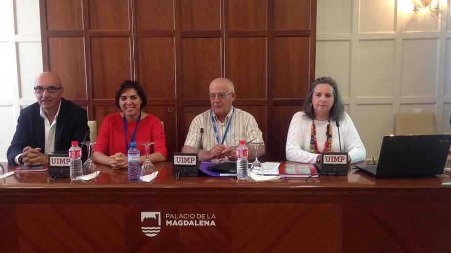 Encarna Guillén durante su intervención en la Universidad Menéndez Pelayo.