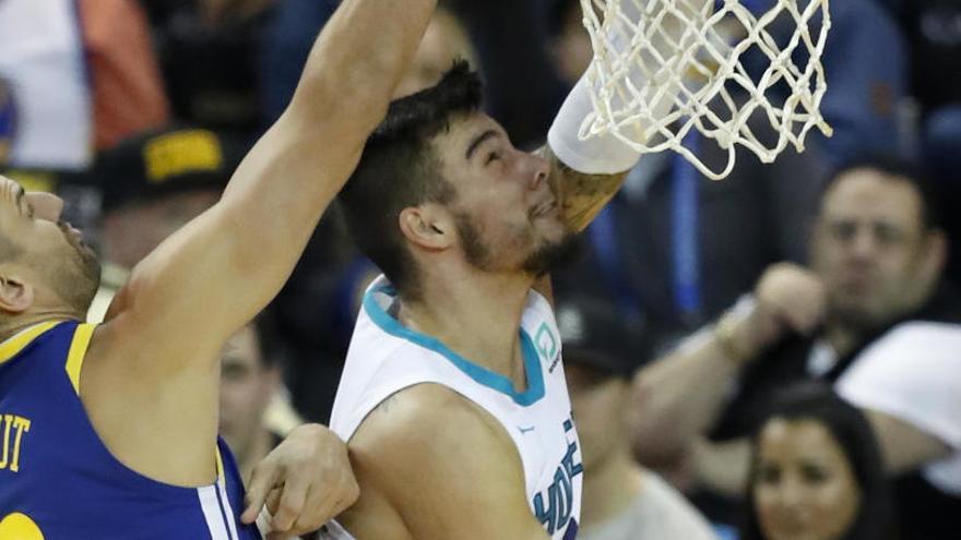 Willy Hernangómez anota en el partido.