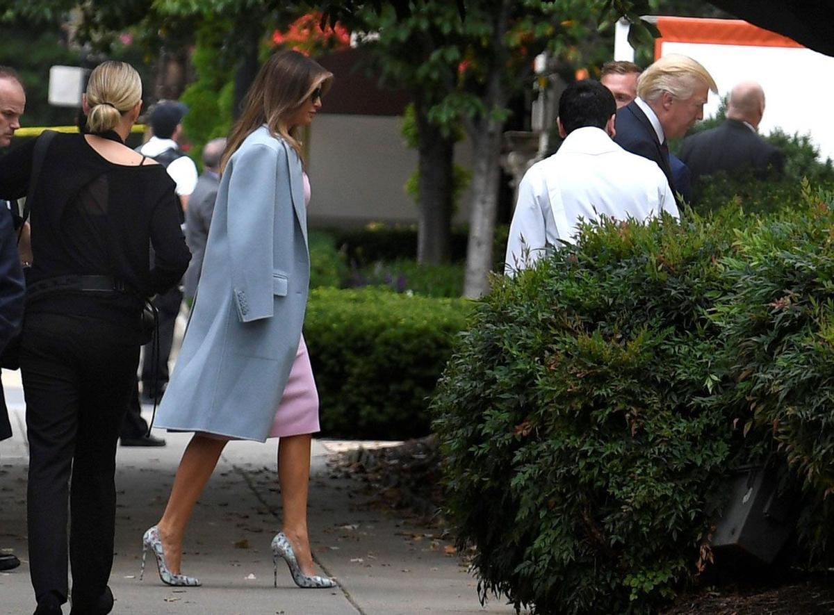 Melania Trump con vestido rosa y zapatos de 'animal print' de Louboutin