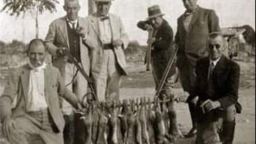 Franco con el arma apuntando a los conejos tras una cacería.